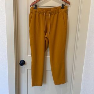 Lululemon crop gold/dark yellow pants size 10
